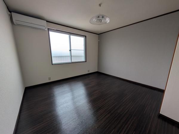 居室・リビング　アクセントクロスでおしゃれな空間