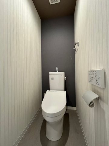 トイレ　落ち着いた色調のトイレです