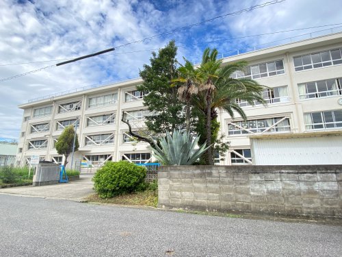 中学校　津市立西橋内中学校（中学校）まで479m