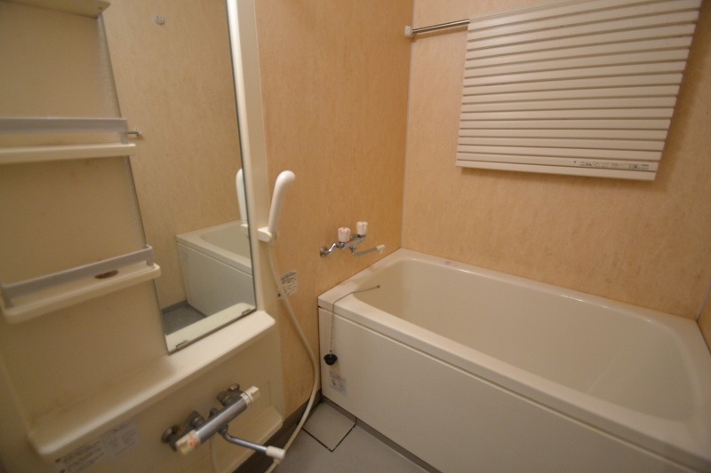 バス・シャワールーム　広めの浴槽でゆっくり入浴できますね