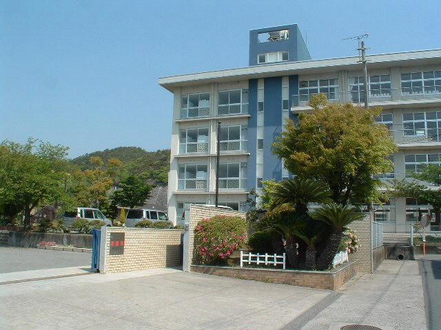 中学校　高砂市立鹿島中学校（中学校）まで913m