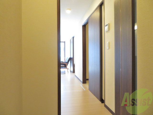 玄関　玄関からも陽の光が見えて、気持ちが良いですね。