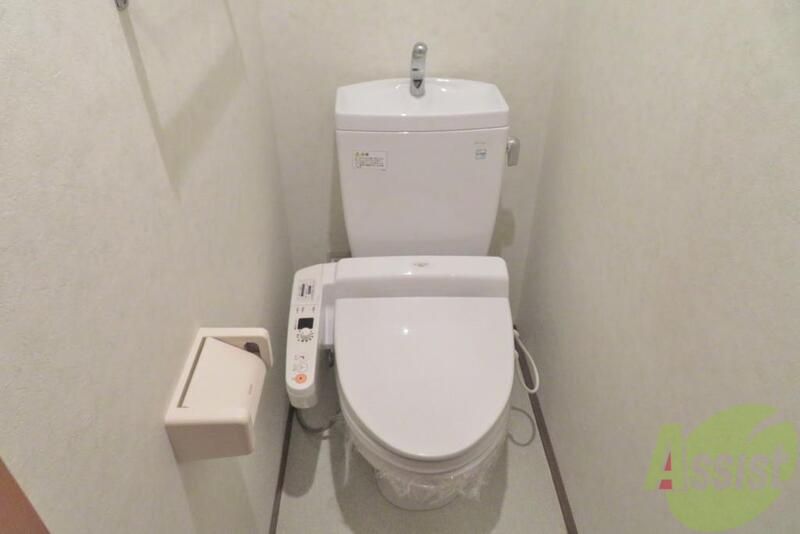トイレ　トイレには温水洗浄付きで程よい広さもグッド。