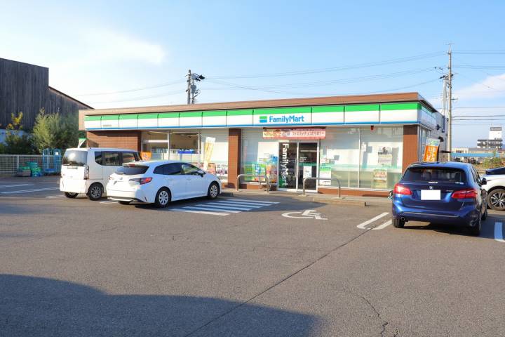 コンビニ　ファミリーマート岐南薬師寺店（コンビニ）まで368m