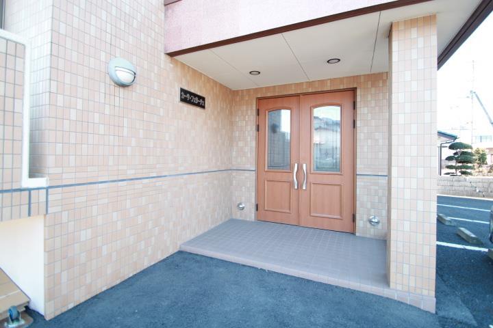エントランス　照明があり明るいエントランスです