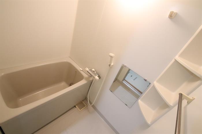 バス・シャワールーム　追い焚き付きです。ボトルも置けます。