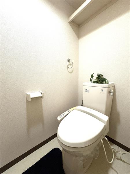 トイレ　温水洗浄便座、消耗品を置ける棚もあります