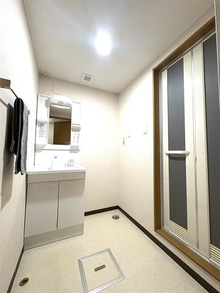 洗面設備　嬉しい洗髪洗面化粧台付き