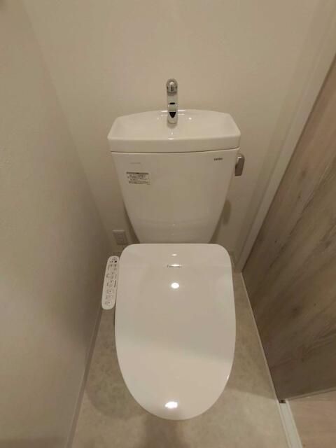 トイレ　温水洗浄便座です