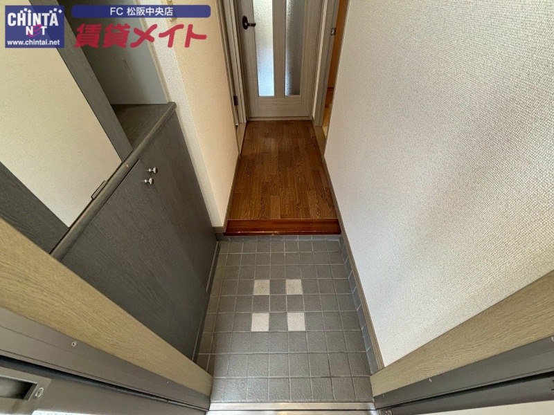 玄関　同物件別室反転タイプ画像