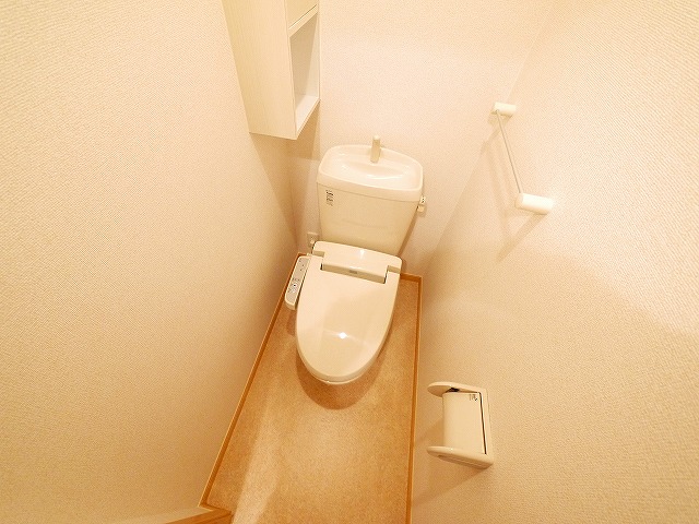 トイレ　落ち着いた色調のトイレです