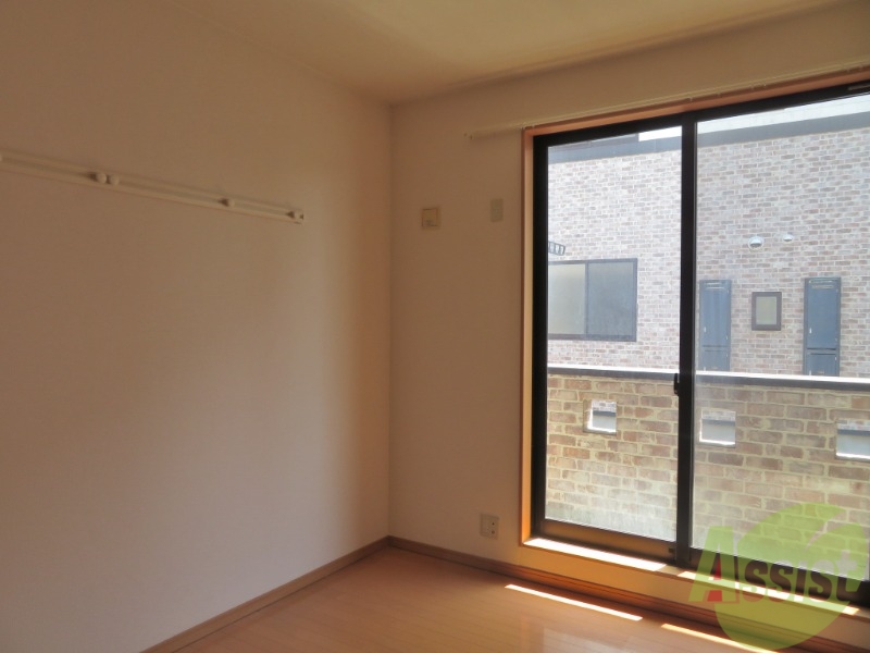 その他部屋・スペース　陽当たりが良く、スペースに余裕がある寝室ですね。