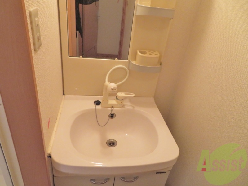 洗面設備　洗面化粧台も独立しており、洗面台の棚も利便性がありますね。