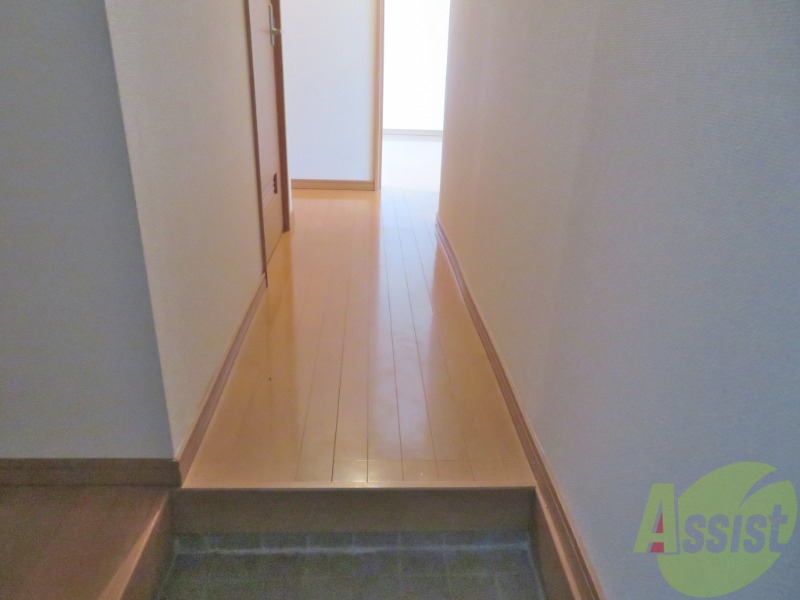 玄関　モノトーンの内装はシンプルで綺麗に見えますね。