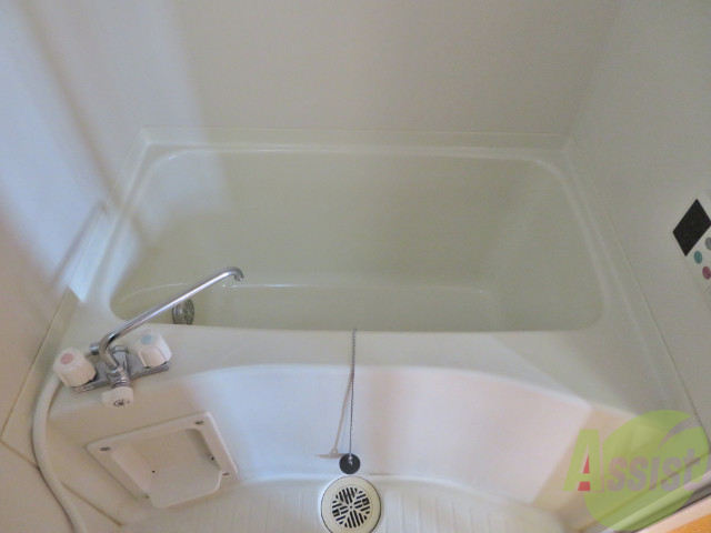 バス・シャワールーム　バスルームは狭すぎず、シャワーも浴びやすそうです。