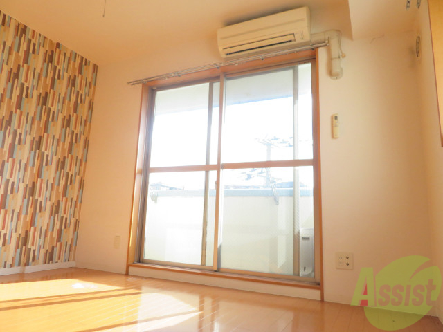 居室・リビング　７帖の洋室です。広々として、きれいですね。