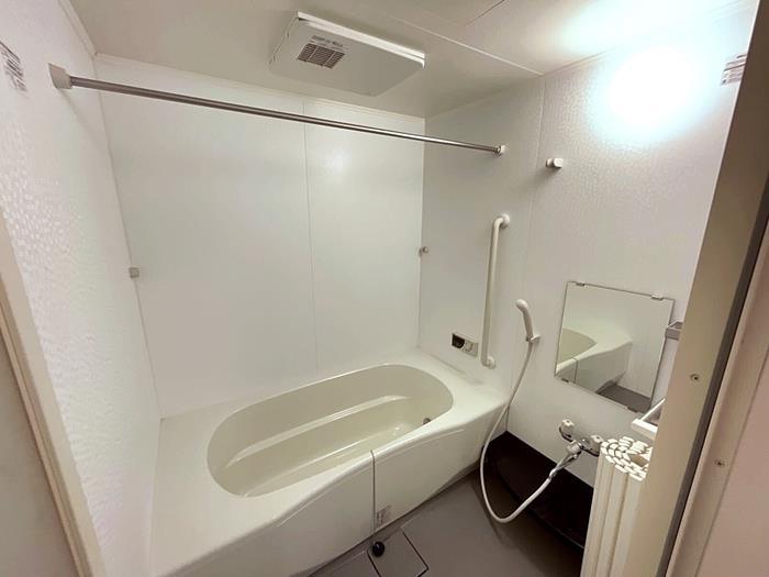 バス・シャワールーム　※反転写真。現状優先。