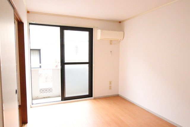 居室・リビング　エアコン設置済みの明るい室内♪