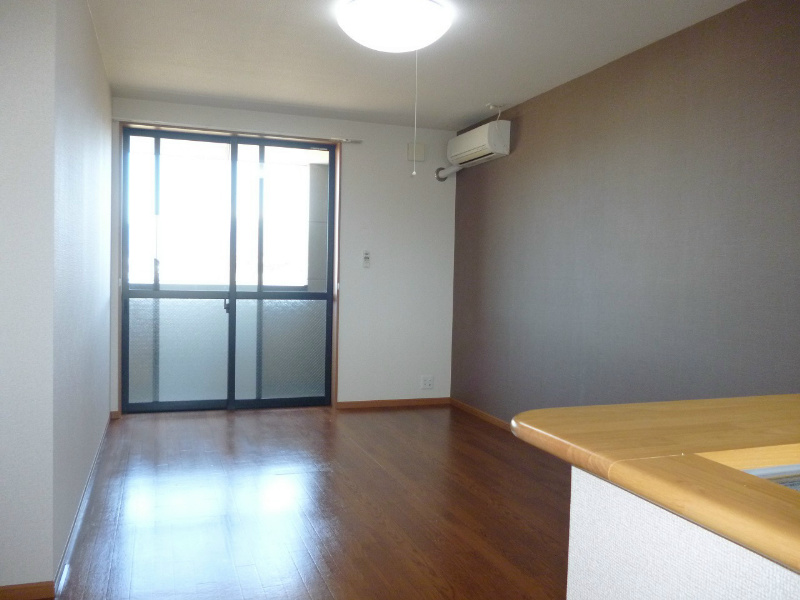 居室・リビング　アクセントクロスを使用したオシャレなリビングです（＾v＾）