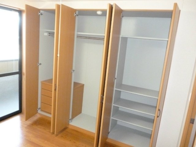 収納　収納の扉には姿見の鏡が付いてます！（^^）！