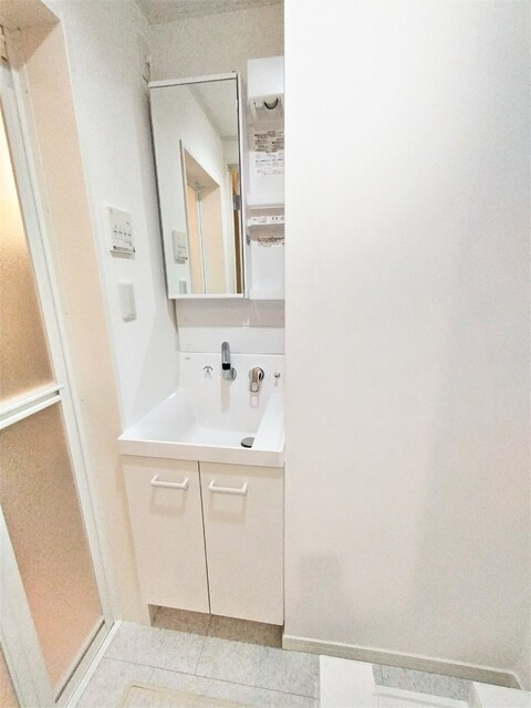 洗面設備　★身支度に便利なシャワー付洗面化粧台です♪★