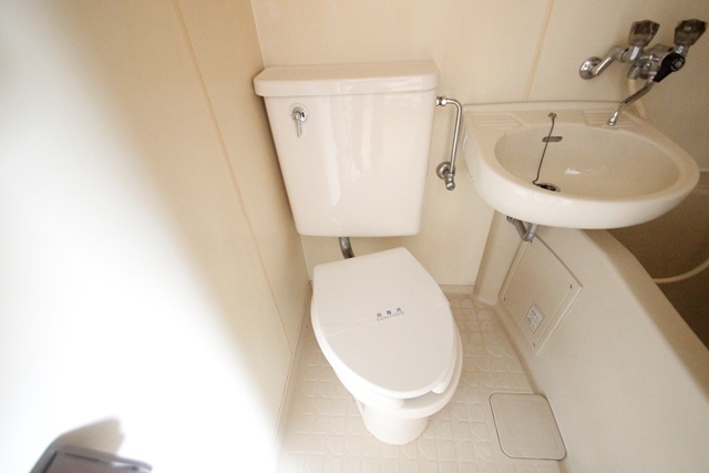 トイレ　別号室の写真です。