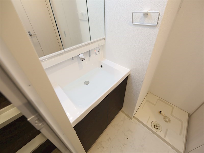 洗面設備　脱衣所　独立洗面台（シャンプードレッサー付）収納スペース有