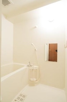 バス・シャワールーム　ゆとりを持ってお使い頂けるバスルームです