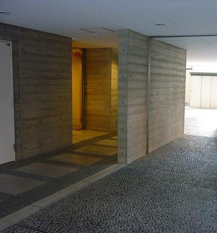 エントランス　落ち着いた雰囲気のエントランススペースです