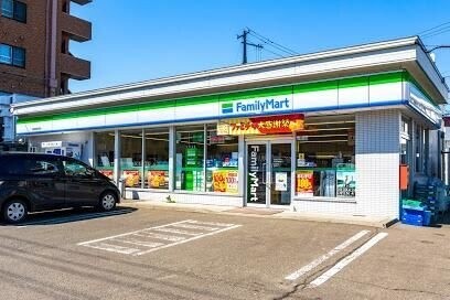 コンビニ　ファミリーマート札幌発寒3条店（コンビニ）まで366m