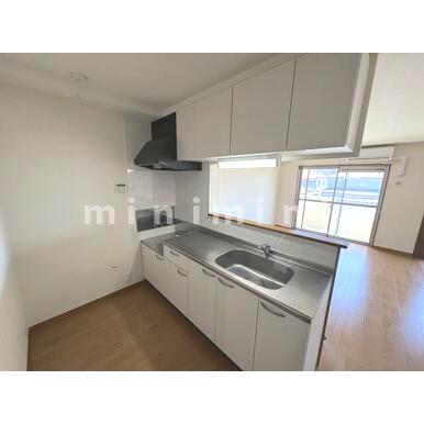 キッチン　※写真は別号室のものですので現状優先とさせていただきます