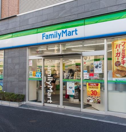 コンビニ　ファミリーマート目黒三丁目店（コンビニ）まで531m