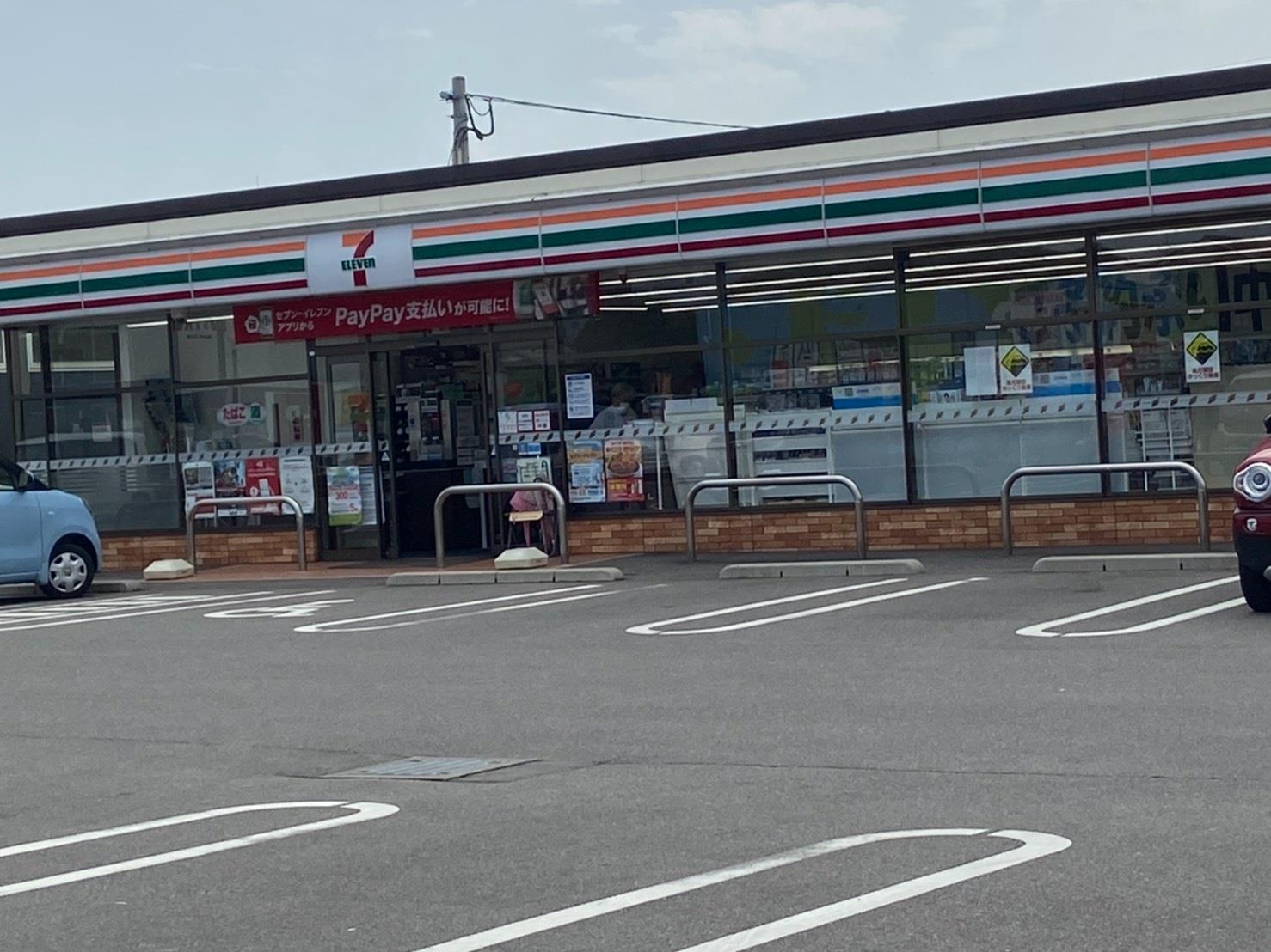 コンビニ　セブンイレブン（コンビニ）まで518m