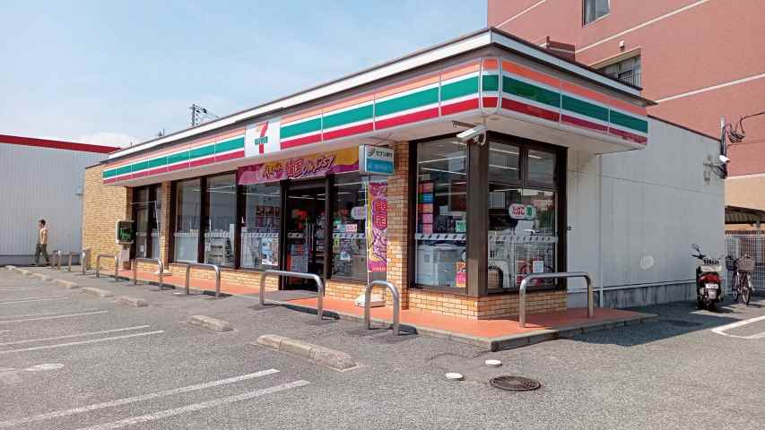 コンビニ　セブン－イレブン福岡高木１丁目店（コンビニ）まで65m