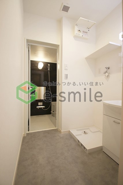 洗面設備　明るい洗面所です