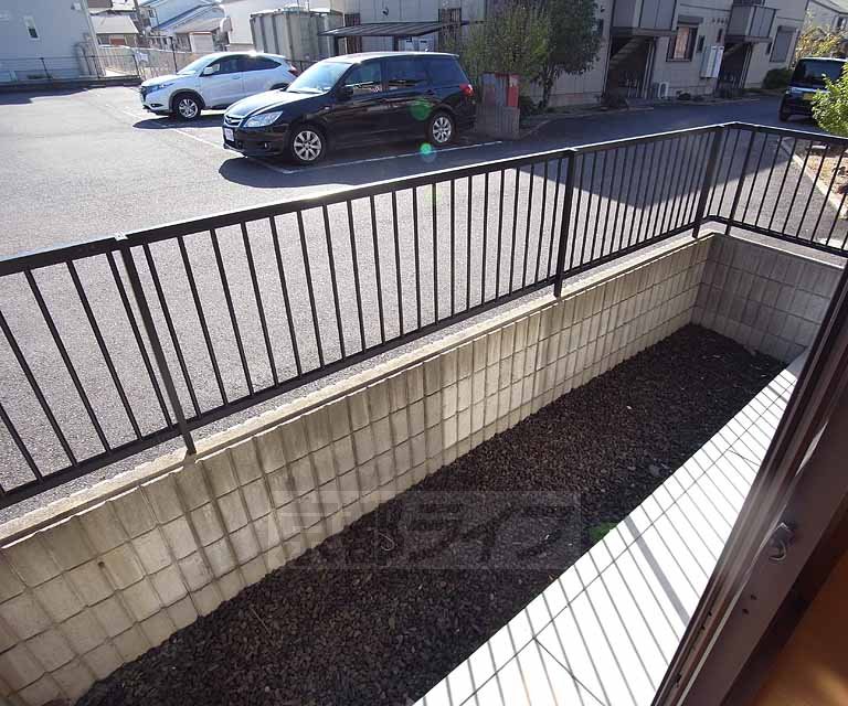 バルコニー　採光あり、広く使いやすいですね。