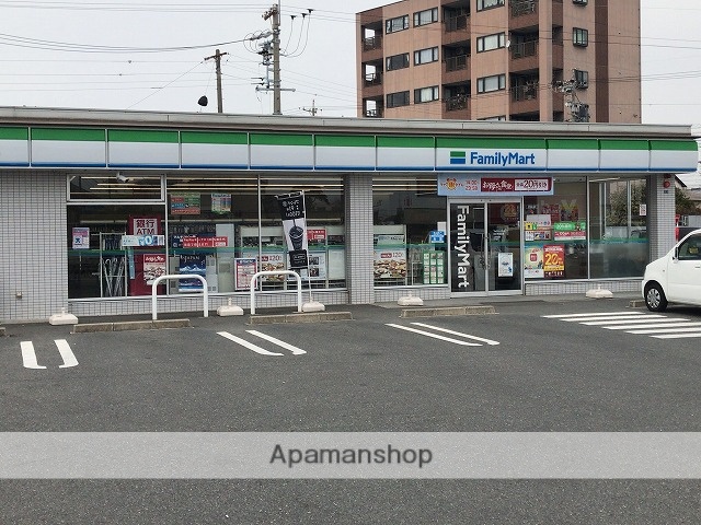 コンビニ　ファミリーマート（コンビニ）まで389m
