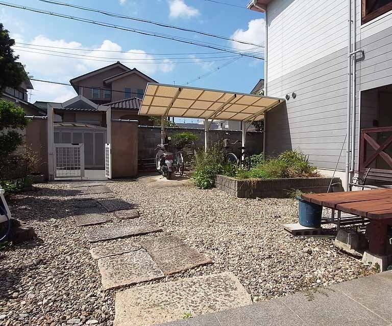 庭　エントランスがお庭になっております。