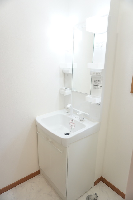 洗面設備　★忙しい朝に便利なシャワー付洗面化粧台です★