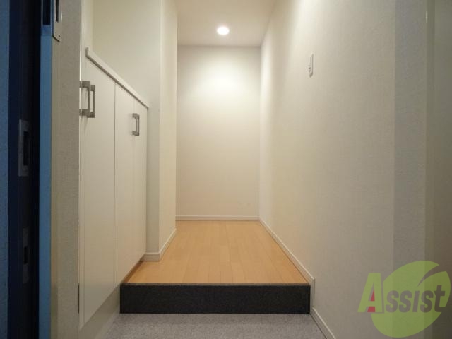 玄関　写真左手がシューズボックスになっています