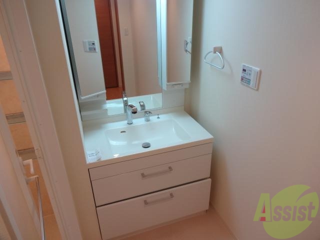 洗面設備　収納の多い洗面台は便利ですよ。