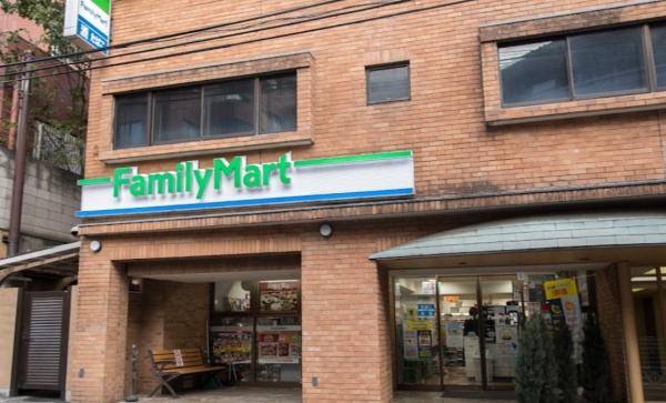 コンビニ　ファミリーマート上原三丁目店（コンビニ）まで689m