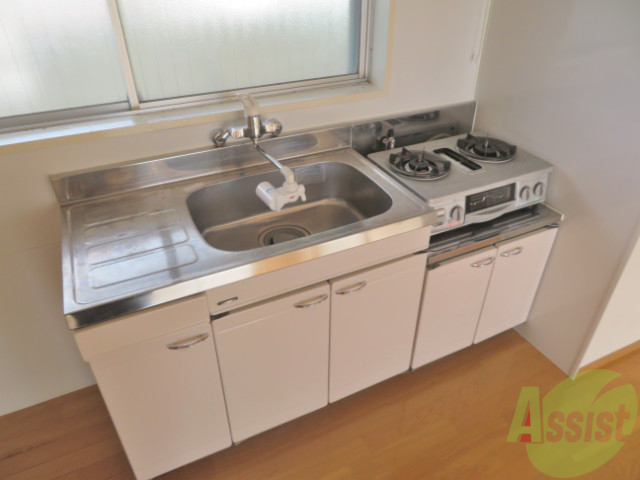 キッチン　キッチンはシンプルな形でコンロ設置済みが嬉しいですね。