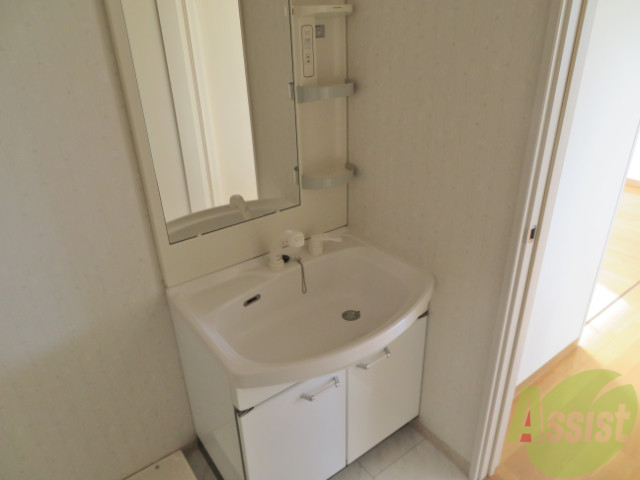洗面設備　独立洗面もあるので朝の準備はこちらから出来ちゃいますね。