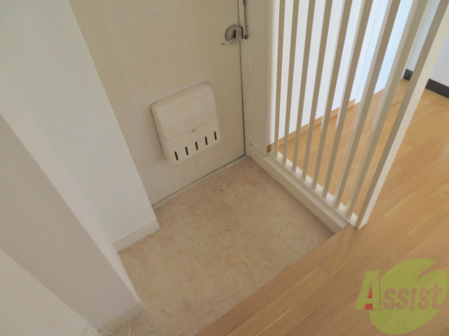 玄関　玄関からはダイニングが広がり日当たりの良さを伺えます。