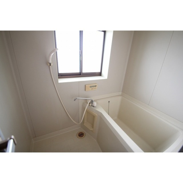 バス・シャワールーム　窓ありで換気良好