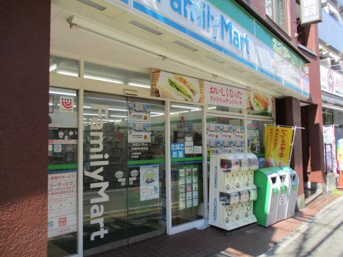 コンビニ　ファミリーマート 松陰神社駅前店（コンビニ）まで555m