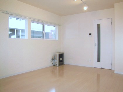 居室・リビング　★白を基調とした清潔感のある内装。エアコン付きです！