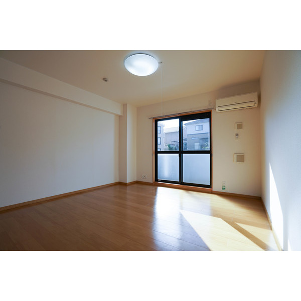 居室・リビング　同じ建物の別のお部屋