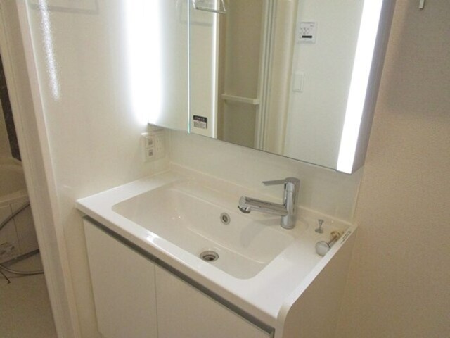 洗面設備　洗髪洗面化粧台（三面鏡全収納付き）